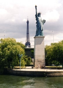 statue_of_liberty_Paris_river_seine